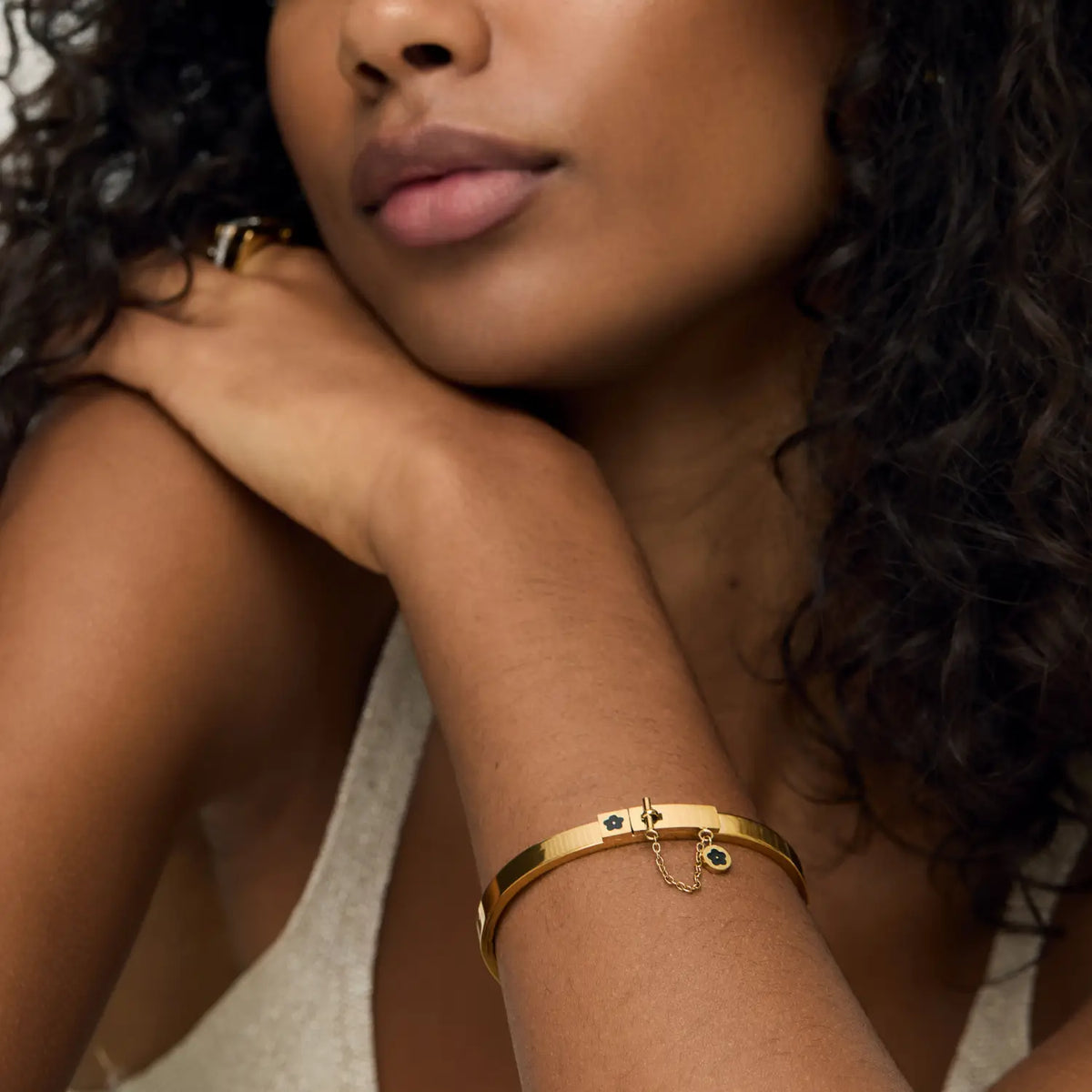 Bracelete de Flores com Fechadura Banhado em Ouro 18k