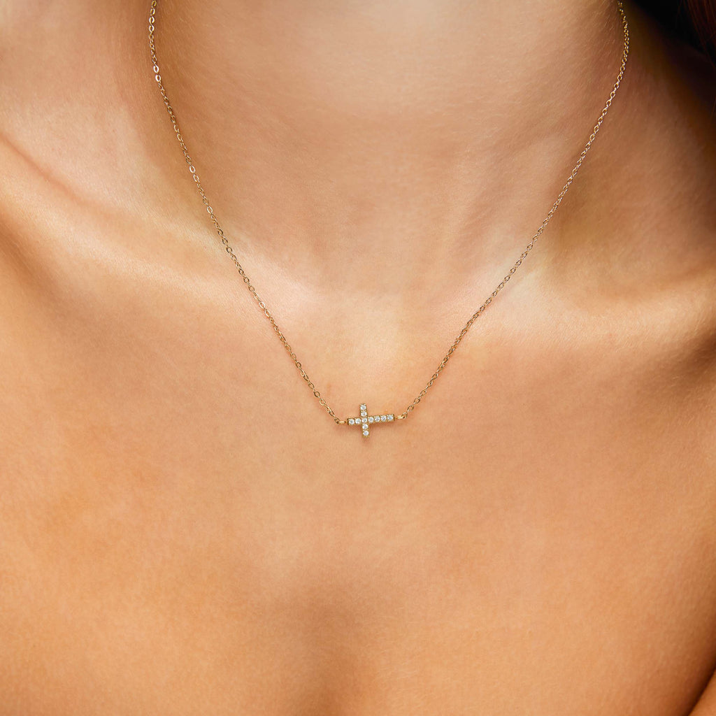 Colar Cruz com Pedras Brilhantes Banhado em Ouro 18k