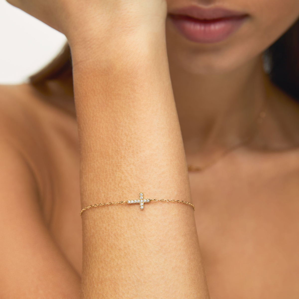 Pulseira Cruz com Pedras Brilhantes Banhada em Ouro 18k