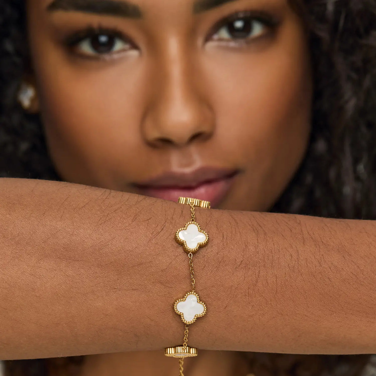 Pulseira Trevo Branco Banhada em Ouro 18k