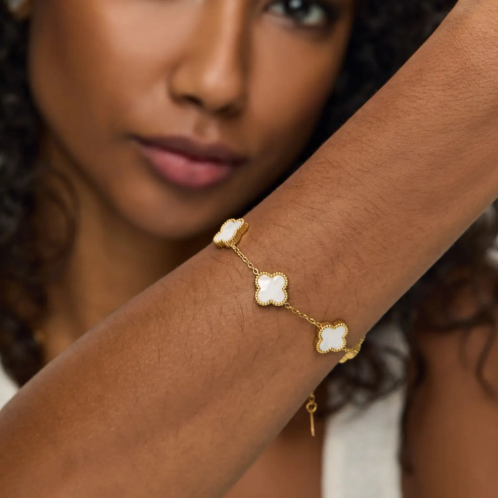 Pulseira Trevo Branco Banhada em Ouro 18k